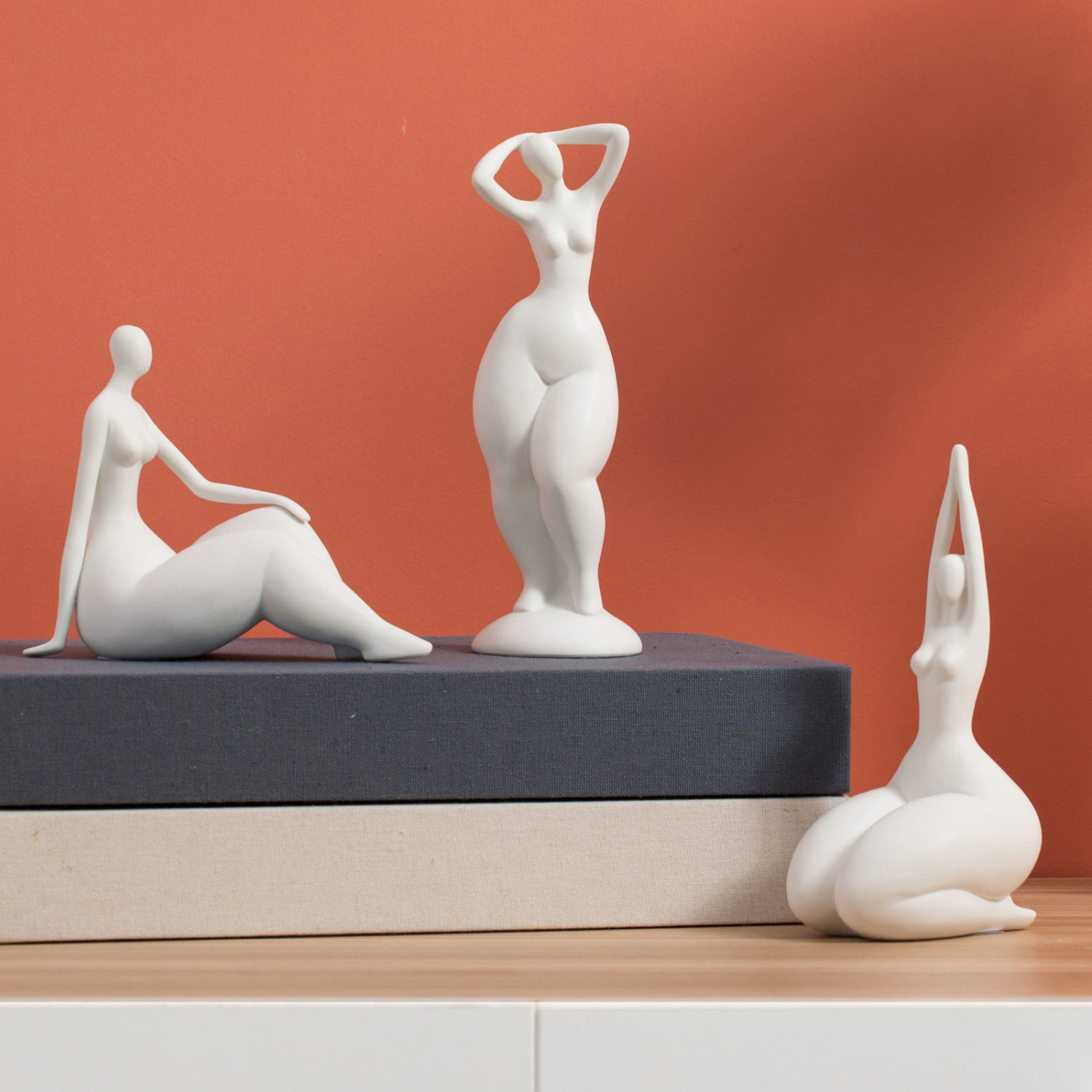 Home Office And Tv Room Ideas - Estatuilla de Yoga de cerámica abstracta
